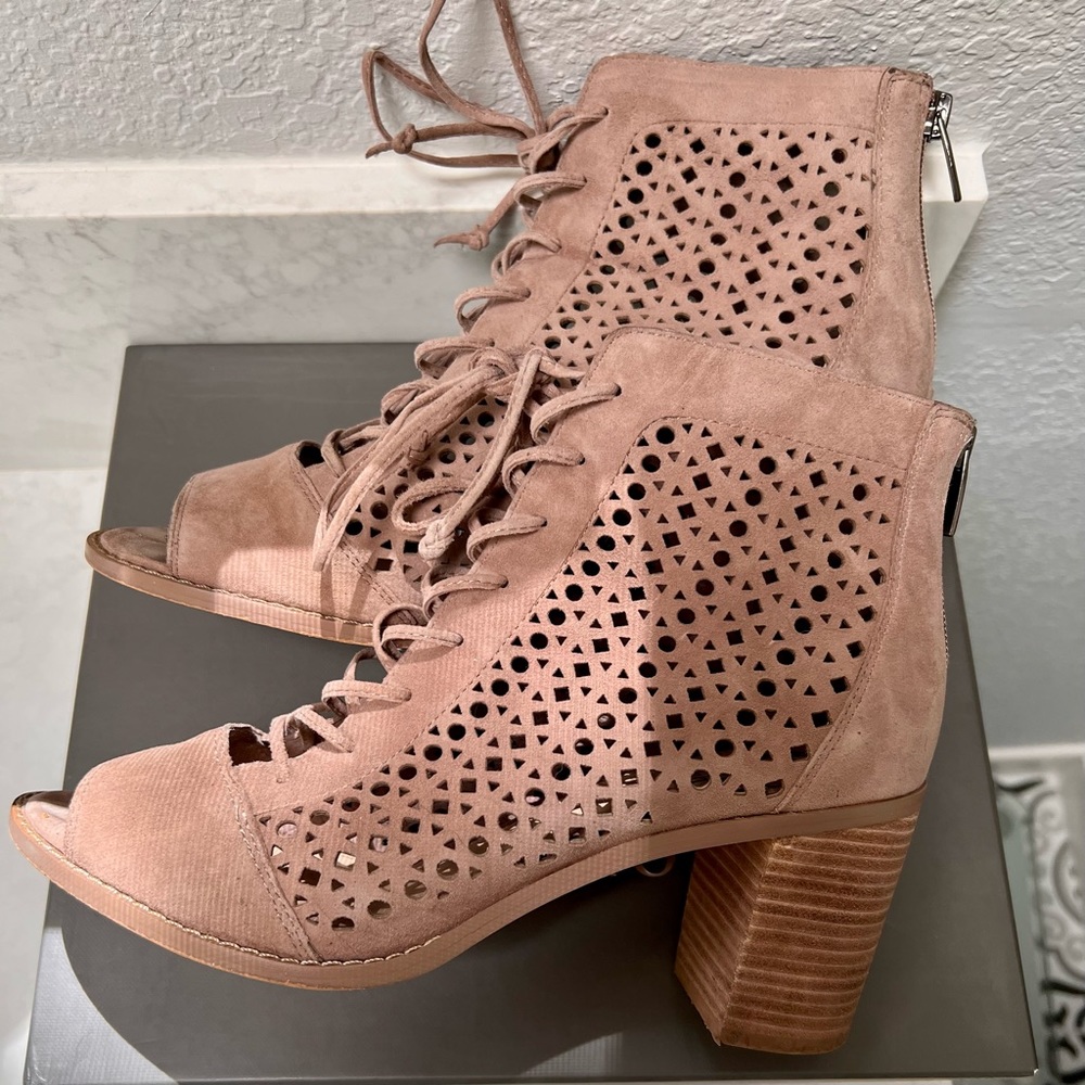Womens Vince Camuto Trevan Cutout Lace Up Ankle Boots, Smoke Cloud, 9 US / 39 EU